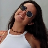 Chica sonriendo con gafas de sol Hexagonal Flat de Sunwall modelo Hiruro